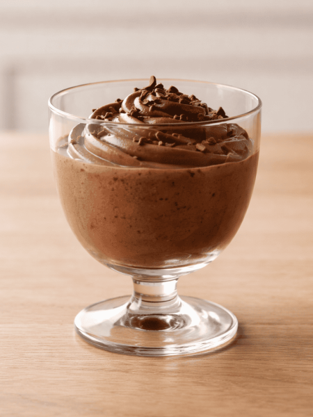 mousse-au-chocolat-dans-un-verre-a-pied.png